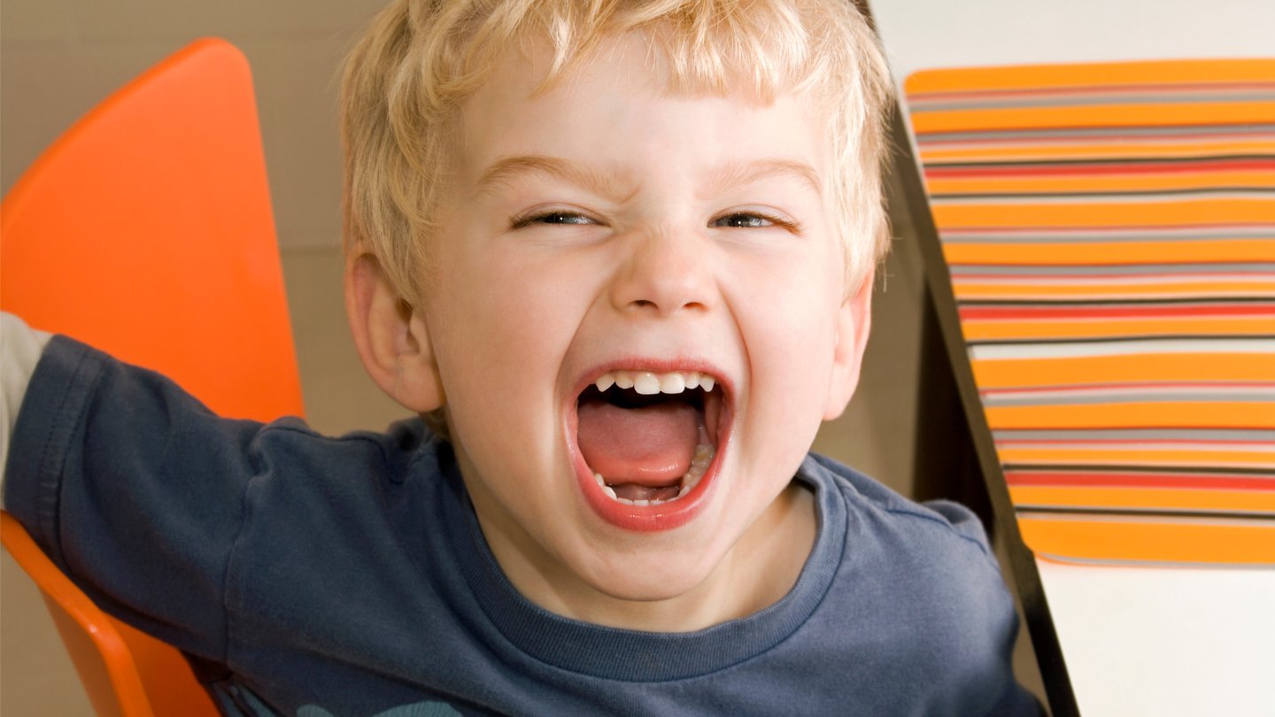 Comprendre et gérer la crise des 2 ans : astuces pour parents désemparés